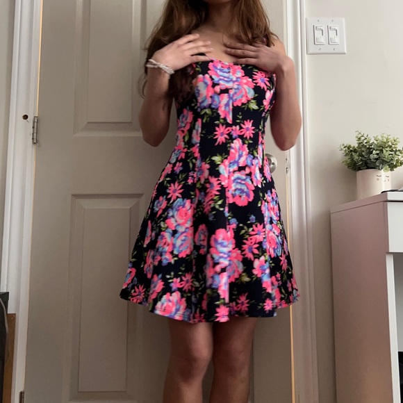 Charlotte Russe Cute Flower Mini Dress - Picture 2 of 7